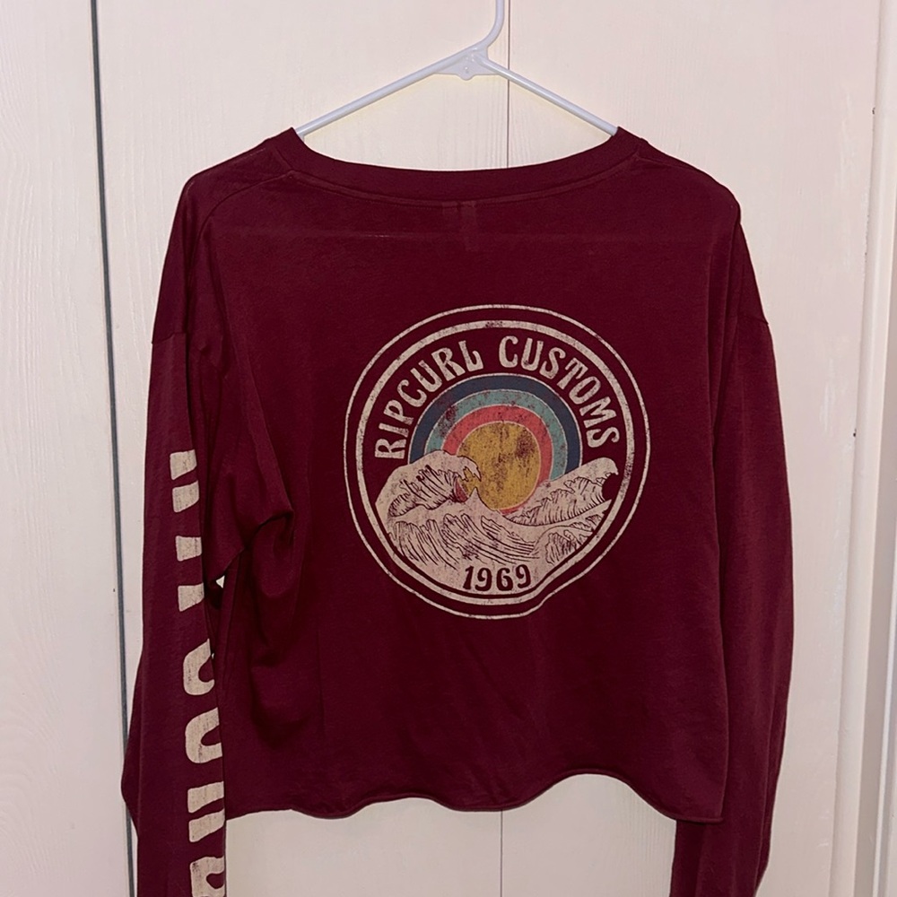 Long sleeve cropped rip curl tee shirt. Size xs. Very soft, 100% cotton.